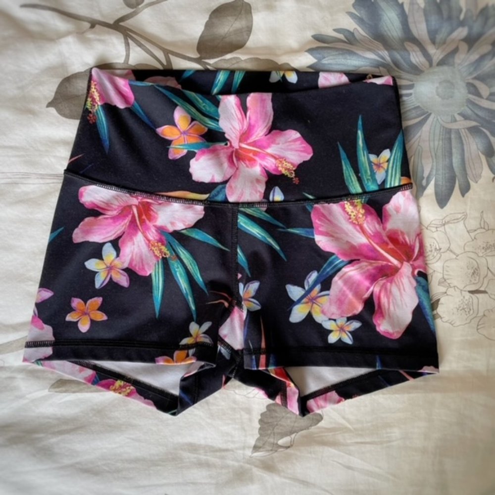 Old Navy Active Fitted High Waisted Hibiscus Pattern Shorts 2.5” Hem, Small